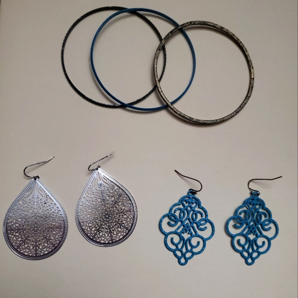 Bundle of jewelry